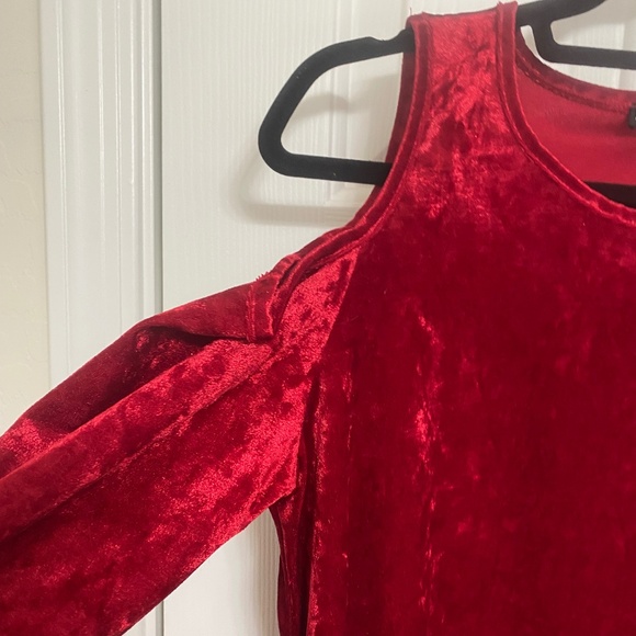 Like New - Heimish USA Cold Shoulder Top (M) - Picture 3 of 7